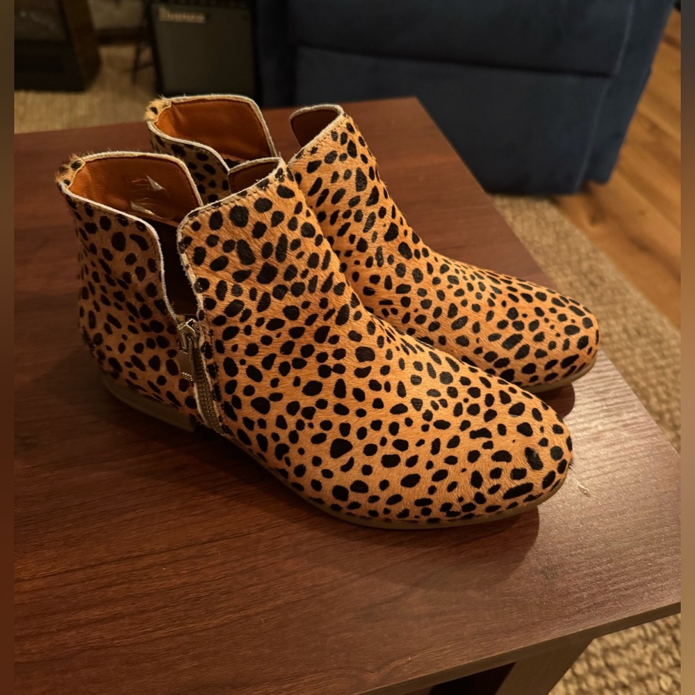 Eric Michael eu39  us 8.5 Leopard Print Ankle Boots cow fur Zip Low Heel